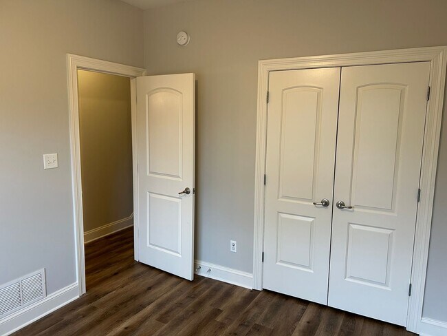 Building Photo - 3069 Roseleigh Dr