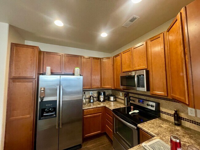 Building Photo - Modern Townhome