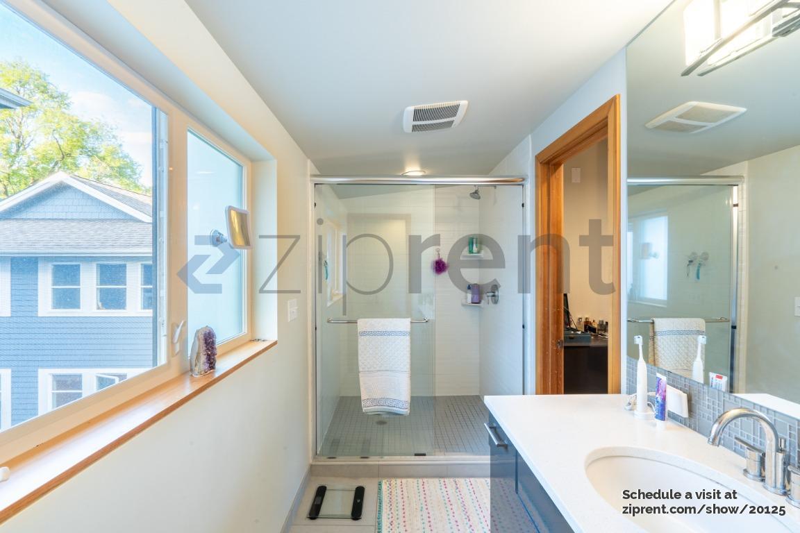 Building Photo - Unit D