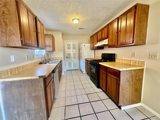 Building Photo - 2015 Lazy Ln