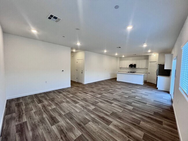 Building Photo - $3,500 Ashlan & Highland, 5 Bedroom House ...