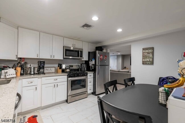 Building Photo - 126 Riverside Ave