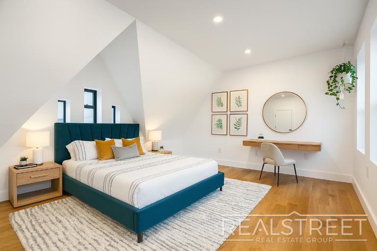 Building Photo - Modern Duplex-Style Residence with Designer Finishes on Historic Eastern Parkway