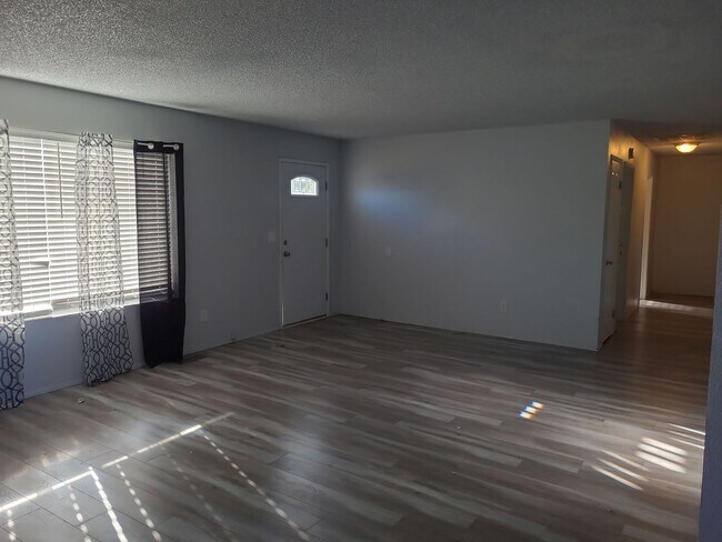 Building Photo - 1/2 OFF OCTOBER RENT - House with Garage &...