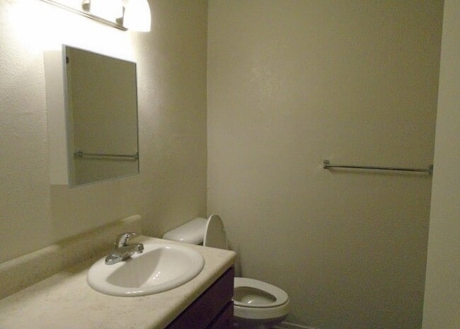 Building Photo - 909 W 7th St