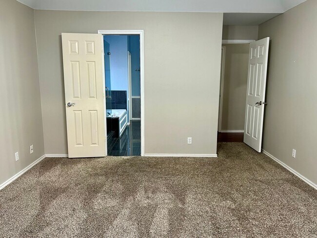 Building Photo - AVAILABLE NOW - $500 OFF FIRST FULL MONTH - Beautiful Home In Edmond School District!