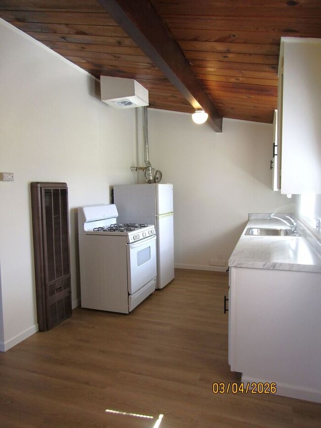 Building Photo - Charming One Bed, One Bath Country Home in Sebastopol-$1,795 per month!