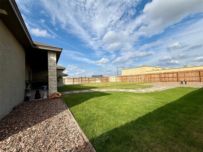 Building Photo - 421 Pitaya Ln