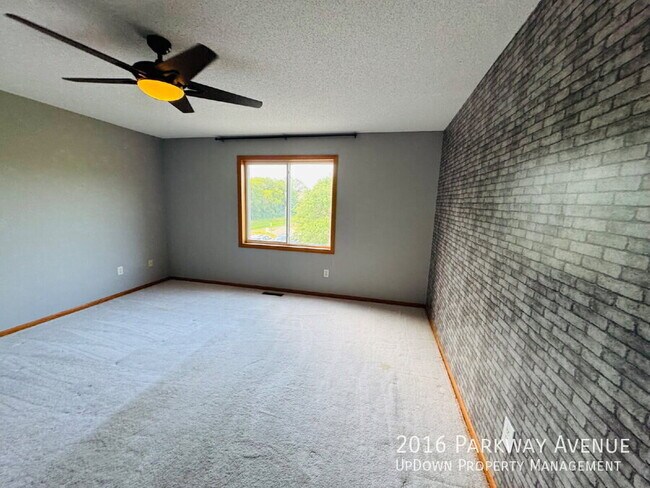 Building Photo - 2016 Parkway Ave