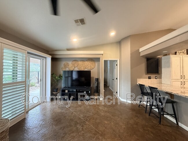 Building Photo - 2134 Desert Palms Dr