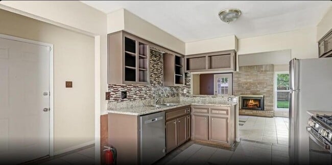 Building Photo - 7851 Battlepine Dr