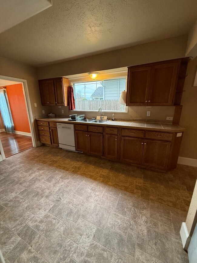 Building Photo - 3bd & 1 1/2ba with 2 Car Garage