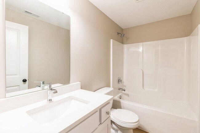 Building Photo - PRIVATE BACKYARD!! 4 Bedroom, 3 Bath Home in Ankeny