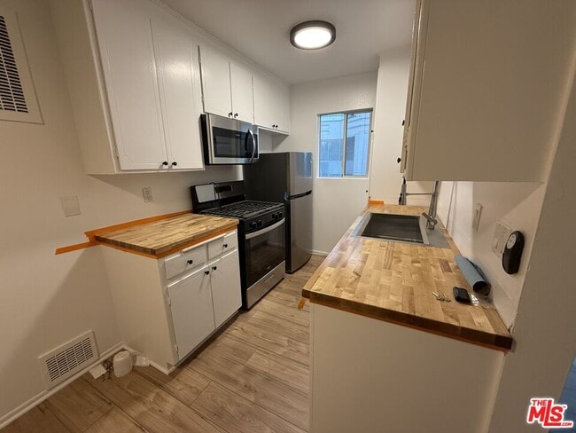 Building Photo - 1218 McClellan Dr