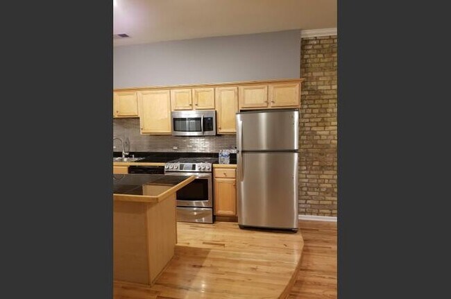 Building Photo - 533 N Ashland Ave