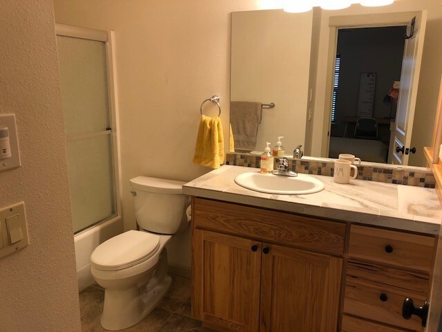 Building Photo - Fully Furnished Home