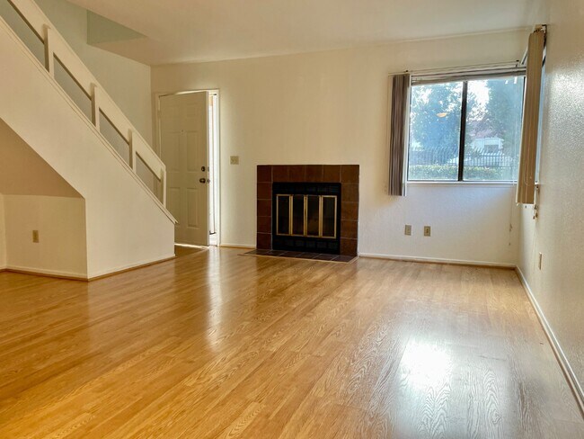 Building Photo - 1661 Pyrenees Ave