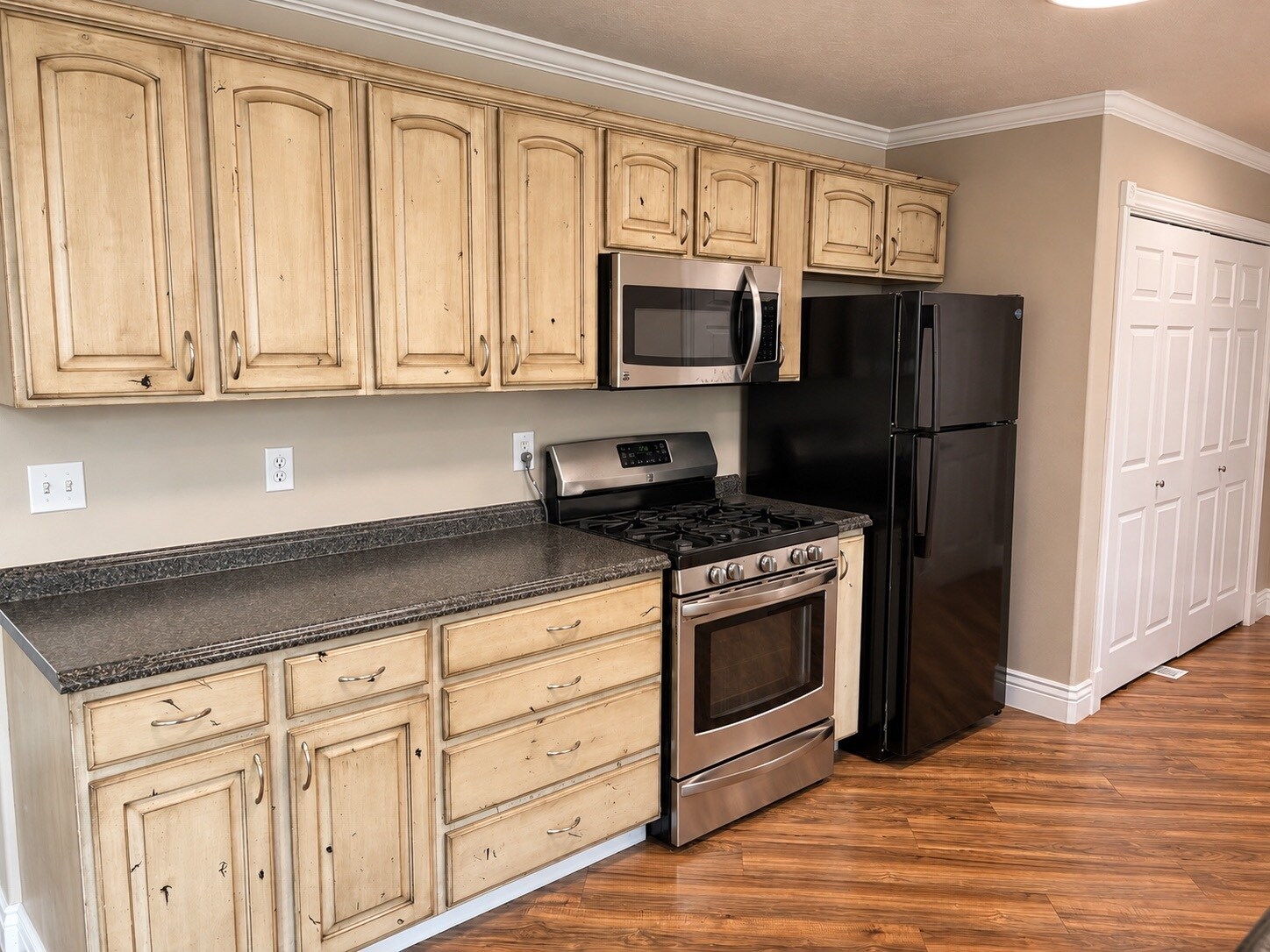 Building Photo - 305 N Appleview Dr