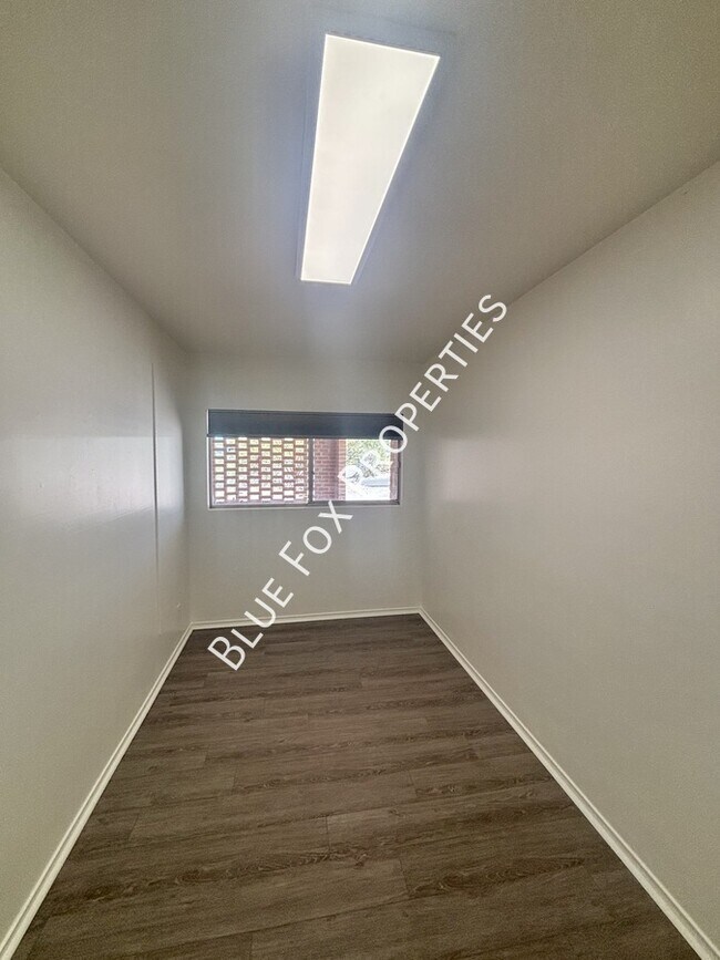 Building Photo - 900 E Vía Lucitas