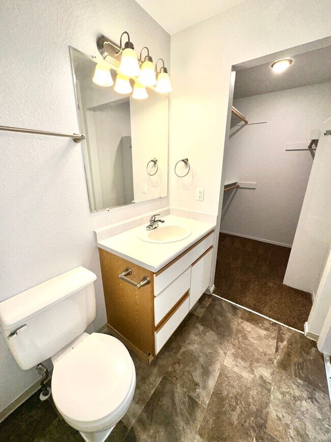 Building Photo - Love where you live in this 2 bedroom 2 bathroom 1st floor apartment!