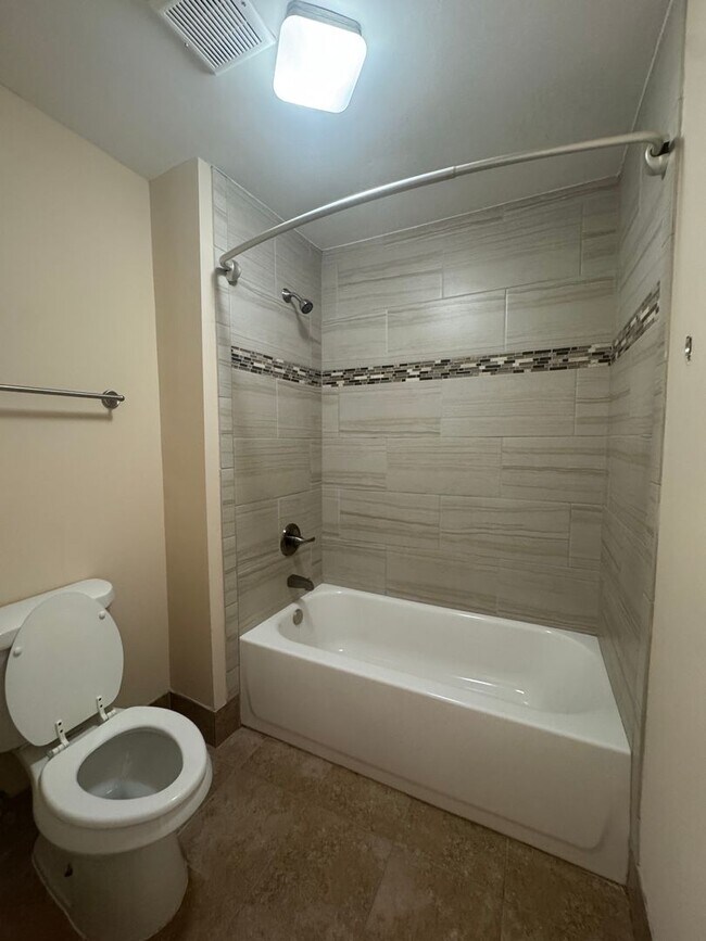 Building Photo - Beautifully updated 2BR/1.5BA apartment av...