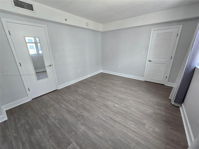 Building Photo - 7501 E Treasure Dr