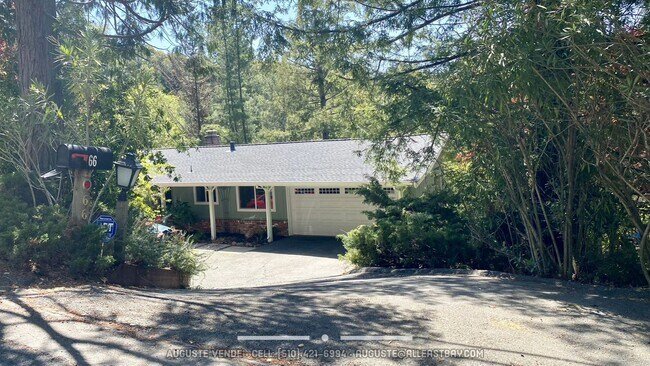 Building Photo - Lovely and RARE 3/2 single level home in O...