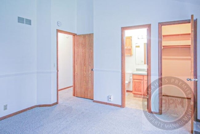 Building Photo - Spacious 3 Bedroom / 3 Bathroom Home!