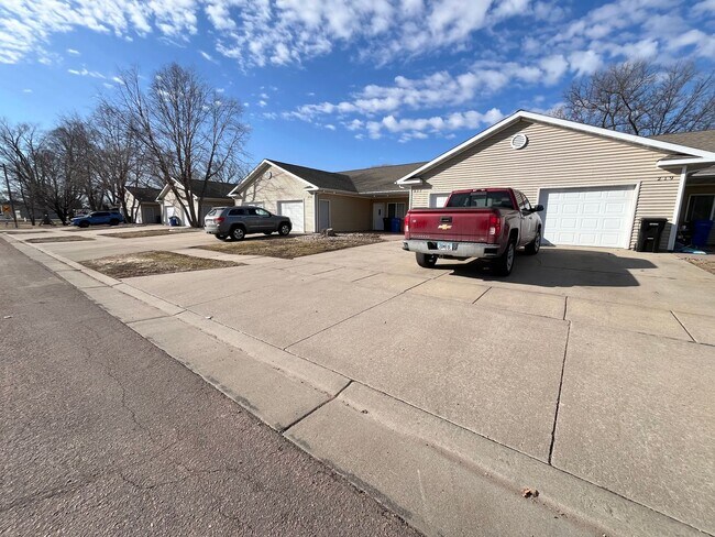 Building Photo - 2 Bedroom Townhome In Lennox, SD!!