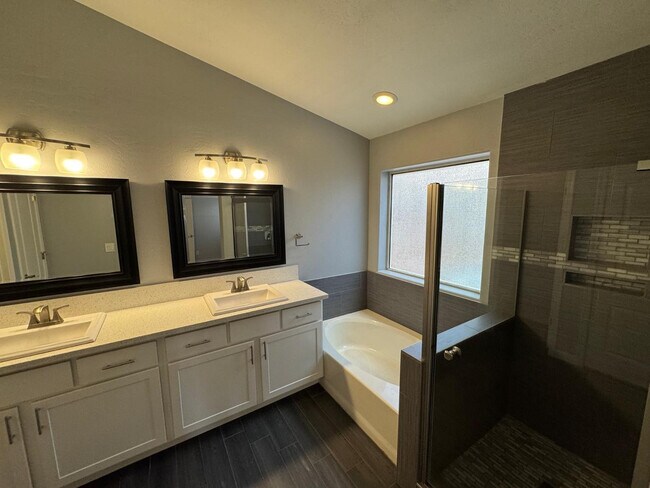 Building Photo - 24 S Willow Creek St