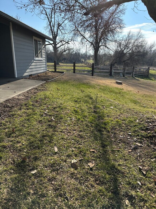 Building Photo - Beautiful Hermiston Home