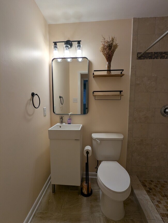 Building Photo - 2506 N Duke St