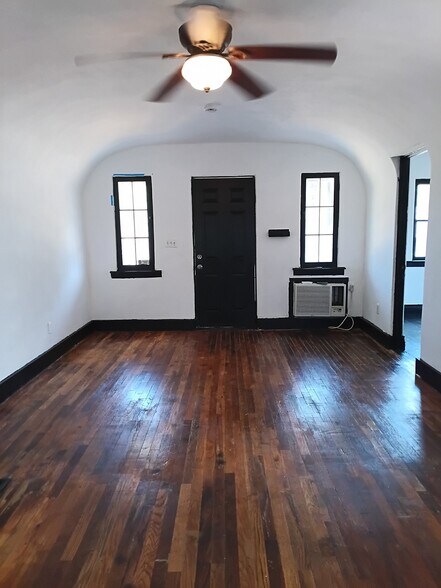 Building Photo - 210 E Normandie Ave