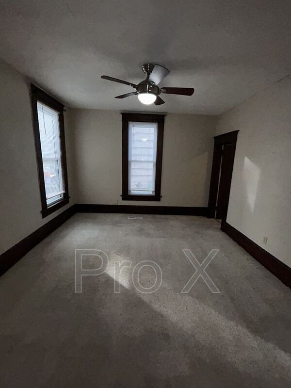 Building Photo - 404 W 1st St