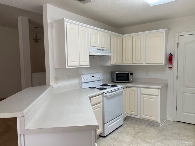 Building Photo - 6737 Summit Dr