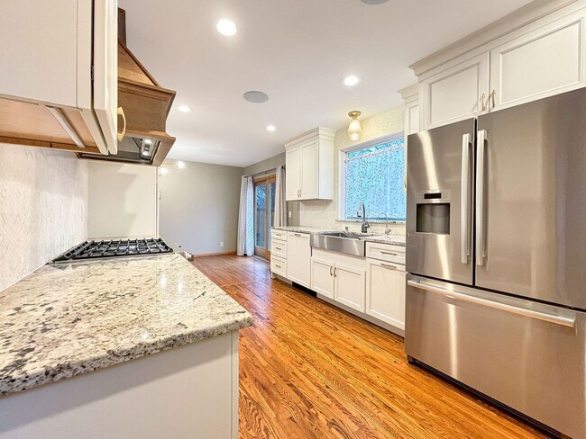 Building Photo - 303 Monroe Ave S