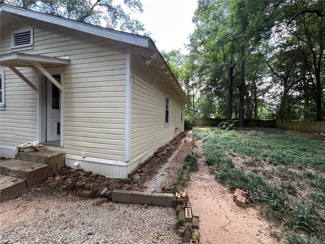 Building Photo - 909 Pansy Ct
