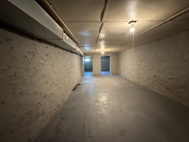 Building Photo - Three Bedroom Home In Baltimore With Park View