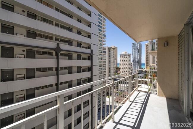 Building Photo - $3,200/mo / 2BR / 1BA • 755 SF • 1 Assigne...