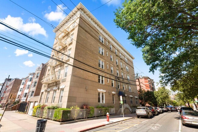 Building Photo - 734 Adams St