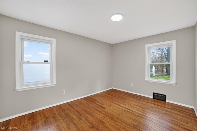 Building Photo - 303 S Green Rd