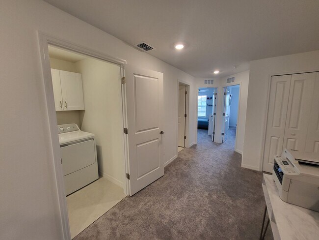 Building Photo - Available Now : Charming 3 Bed, 2 Bath Townhome in a Prime Location