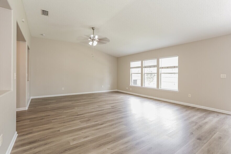 Building Photo - 2267 Brian Lakes Dr E