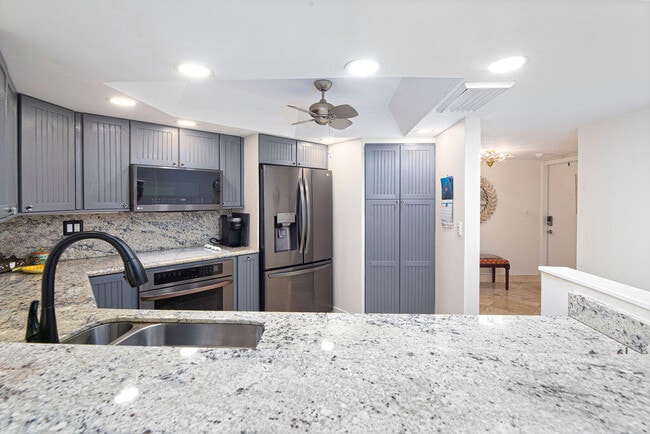 Building Photo - 9500 S Ocean Dr