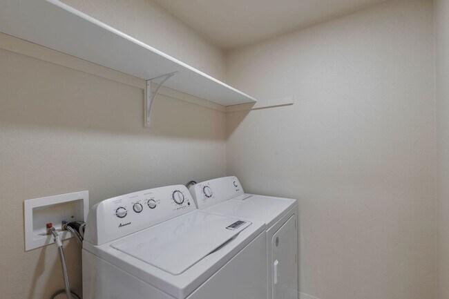 Building Photo - Spacious 6-Bedroom, 4-Bath Pool Home Near ASU Campus