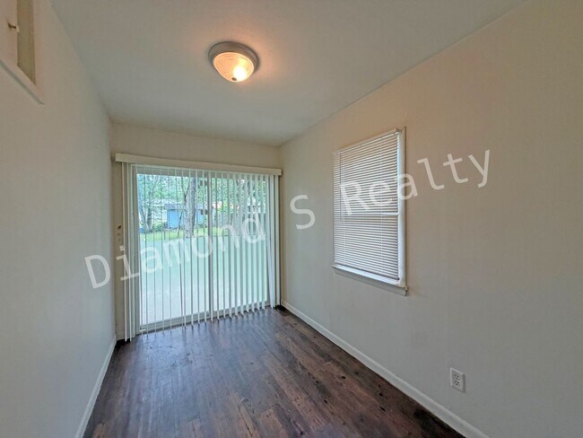 Building Photo - Howard Duplex