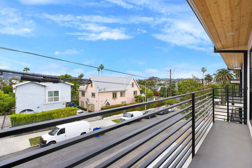 Building Photo - 571 N Mariposa Ave
