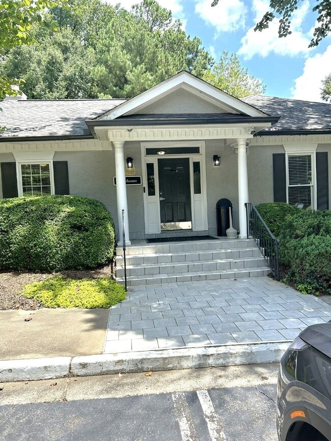 Building Photo - 3115 Pine Heights Dr NE