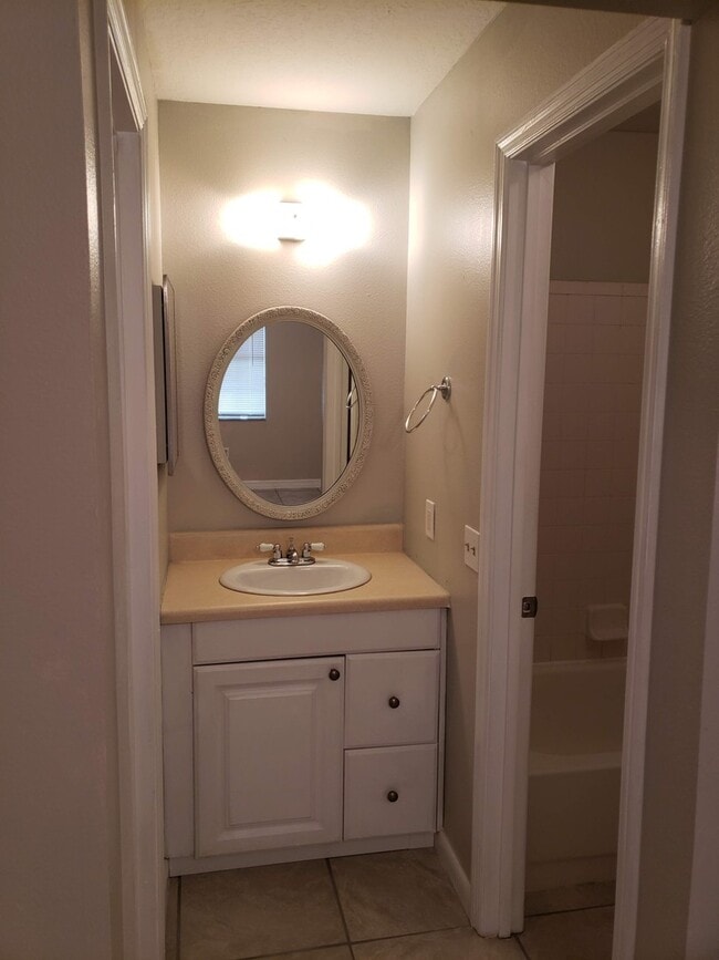 Building Photo - 3 Bed, 2 Bath, 1 Car garage.