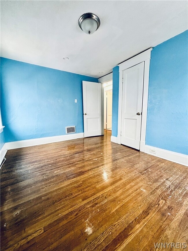 Building Photo - 354 Shepard Ave